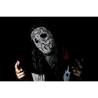 Барабанщик Slipknot выступает в Японии в новой маске